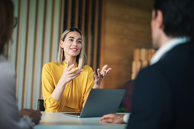 Weibliche Führungskraft im Gespräch
